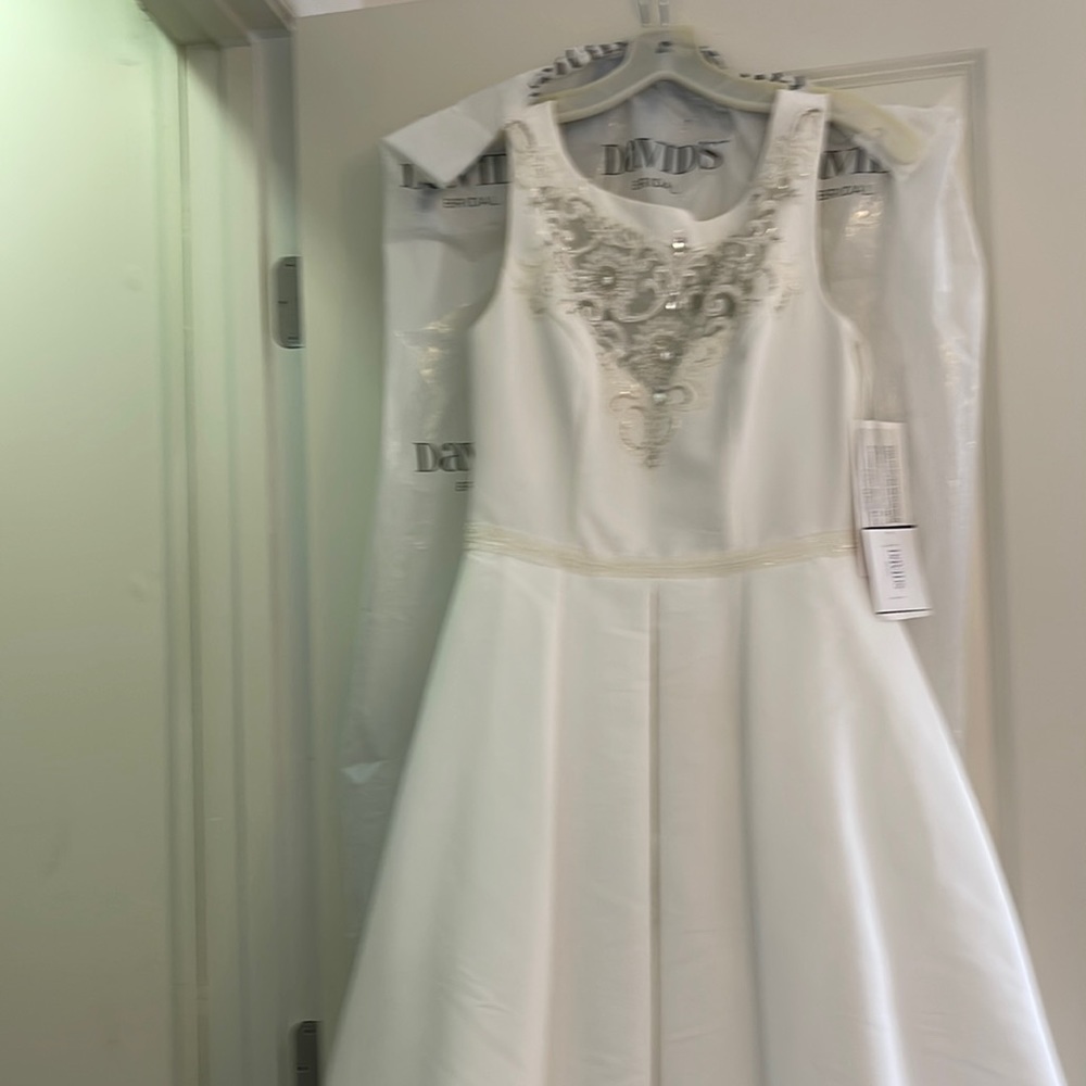 David bridal gown soft white with pockets - Picture 1 of 8